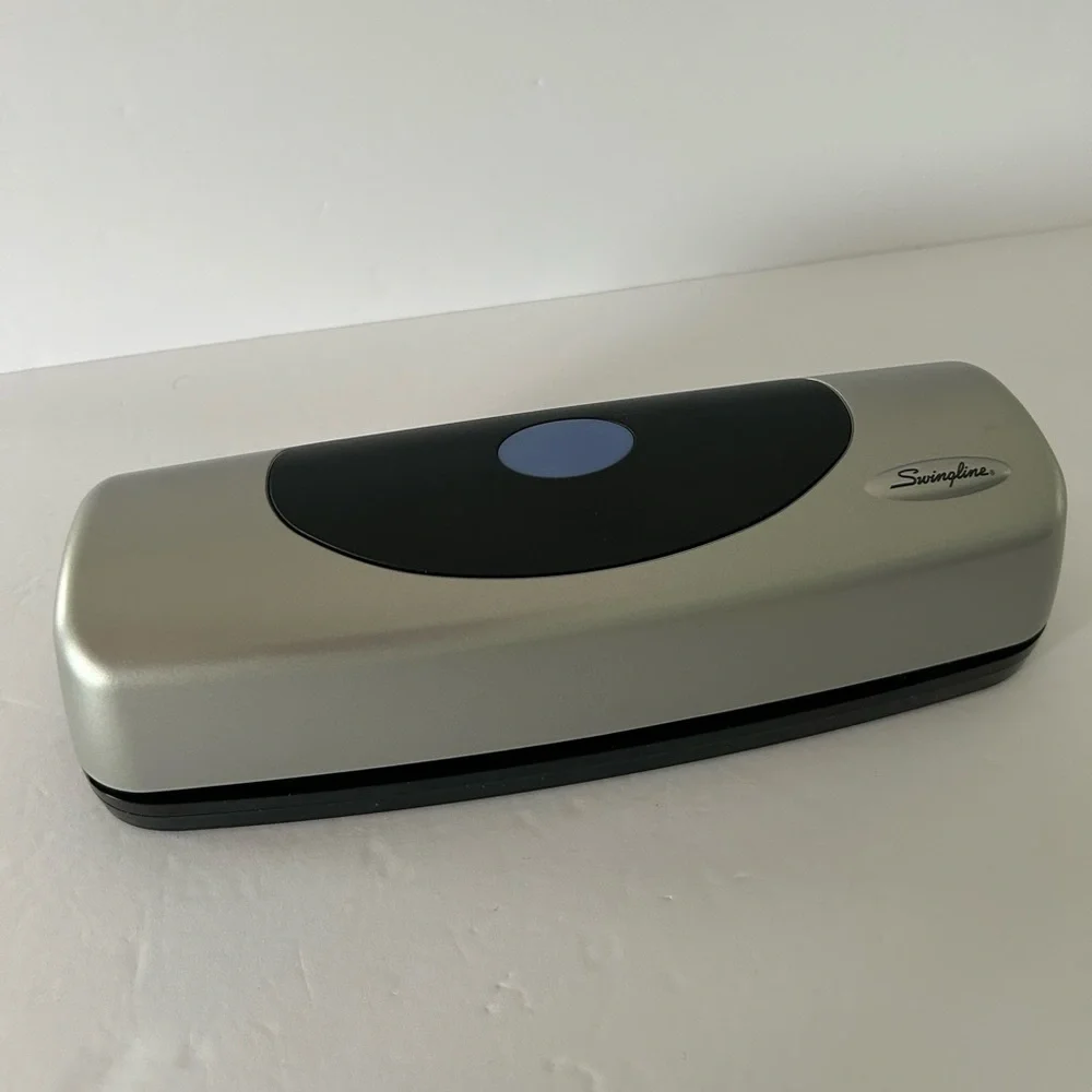 Swingline (2007) Electric Portable Desktop 3-Hole Punch - Batteries Not Included - Picture 7 of 17